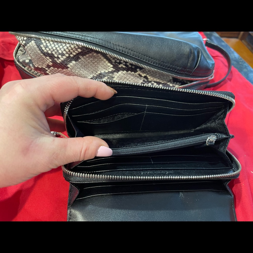 Michael Kors leather bag with matching wallet set. Cute bag for any occasion. - Picture 13 of 16